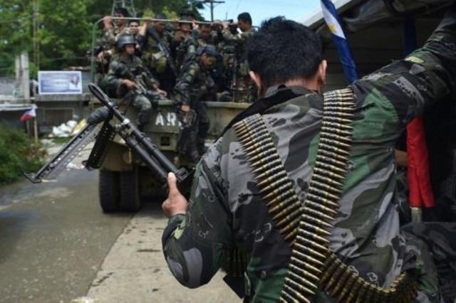 ناصر من القوات الخاصة للشرطة الفيليبينية في طريقهم