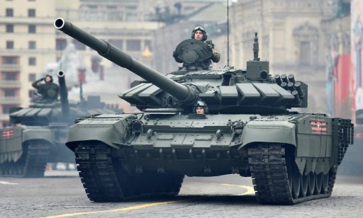 دبابة روسية تسير في الميدان الأحمر خلال عرض عسكري 