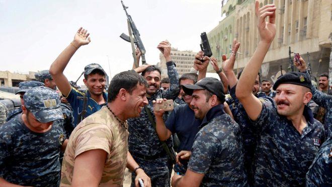 جنود عراقيون يحتفلون بالنتائج المتحققة حتى الآن في