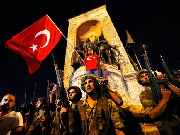 أتراك يحتفلون بفشل الانقلاب 2016- أرشيفية