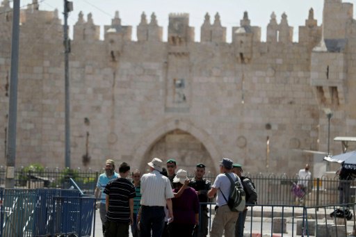 شرطيون اسرائيليون خارج باب العمود في القدس القديمة