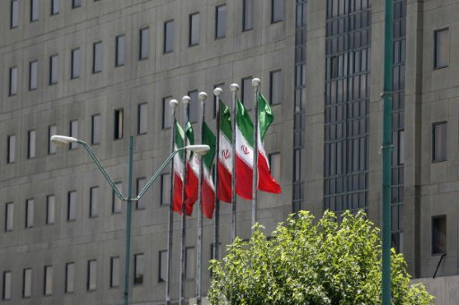 اعلام ايرانية امام مقر مجلس الشورى في طهران في 8 ح