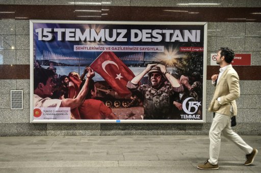 رجل يمر في 14 تموز/يوليو 2017 في احد شوارع اسطنبول