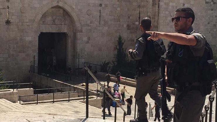 عملت الشرطة الإسرائيلية على تفريق المصلين الفلسطين