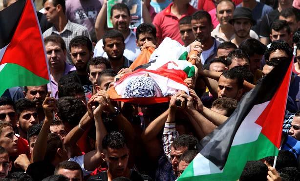 فلسطينيون يهربون جثمان أحد شهداء القدس
