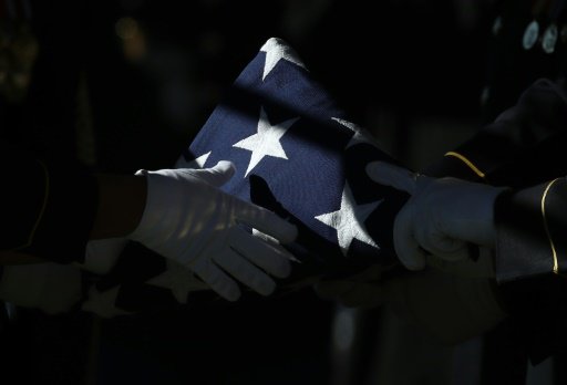 العلم الأميركي الذي لف نعش أحد الجنود الأميركيين ا