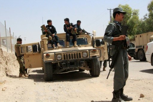 عناصر أمن افغان يجلسون على عربة مدرعة أثناء معركة 