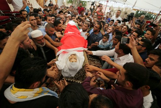 مشيعون يحملون في 25 تموز/يوليو في عمان جثمان محمد 