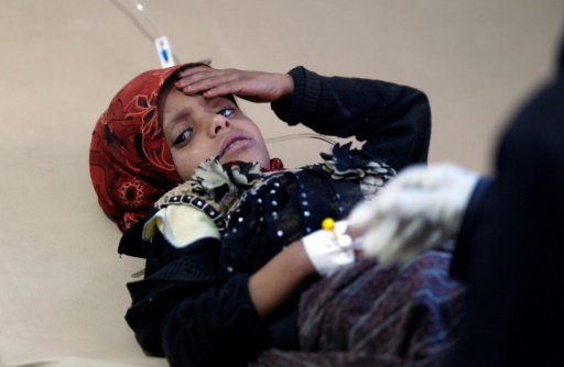 طفلة يمنية، مشتبه بإصابتها بالكوليرا، تتلقى علاجا 