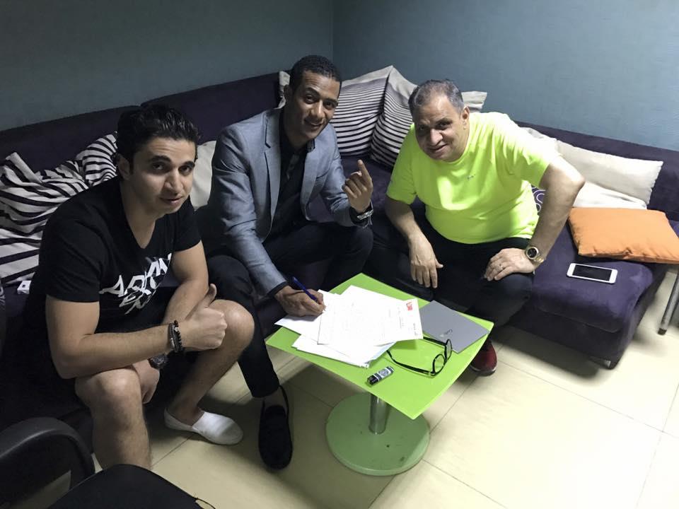 محمد رمضان وأحمد السبكي أثناء التوقيع على عقد الدي