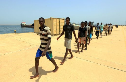 مهاجرون غير شرعيين افارقة في طريقهم الى قاعدة ليبي