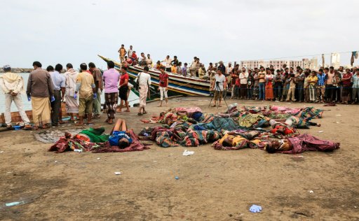 جثث للاجئين قتلوا في قصف استهدف قاربا محملا بلاجئي