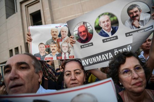 يرفعون صور صحافيين من صحيفة "جمهورييت" للمطالبة با