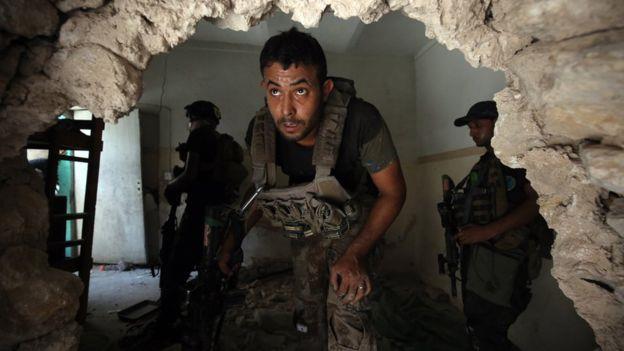 تقول القوات العراقية إنها أوشكت على تحرير الموصل ب