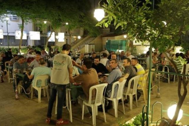 سوريون من الحي الارمني يتناولون العشاء في المقهى ا