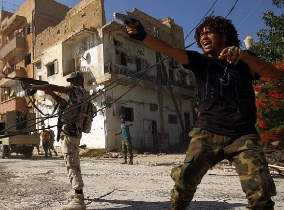 مقاتلين تابعين لحفتر في بنغازي (أ ف ب)