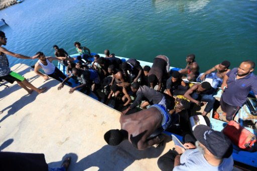قوات خفر السواحل الليبي تعمل، بمساعدة صيادين محليي