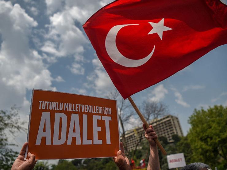 العلم التركى خلال الاحتجاجات