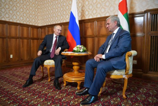 الرئيس الروسي فلاديمير بوتين (يسار) وزعيم ابخازيا 