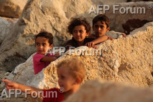 أطفال على شاطئ غزة (أ ف ب)