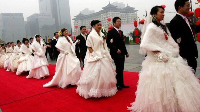 الذين يتزوجون في الصين تراجعا هذه الأيام