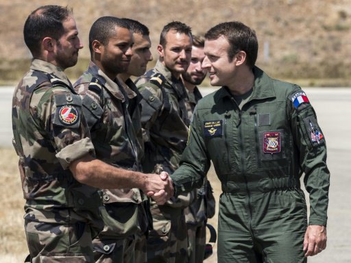صورة من الارشيف للرئيس الفرنسي مصافحا الجنود خلال 