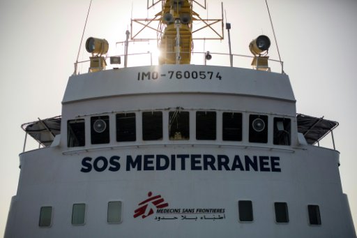 السفينة اكواريوس تحمل شعار منظمتي "اس او اس المتوس