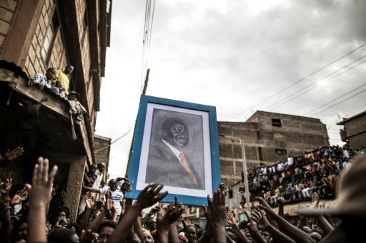 انصار زعيم المعارضة رايلا اودينغا يرفعون صورتهم خل