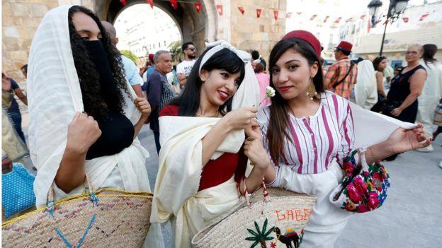 تونسيات يحتفلن بعيد المرأة التونسية