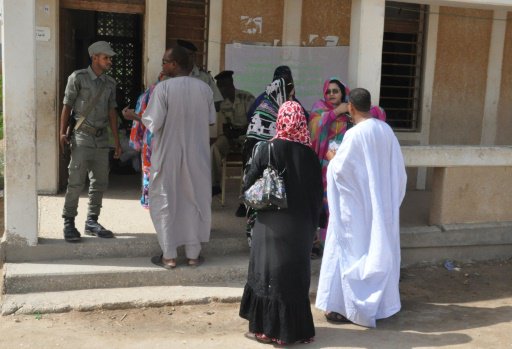 موريتانيون ينتظرون خارج مركز للاقتراع من اجل الإدل