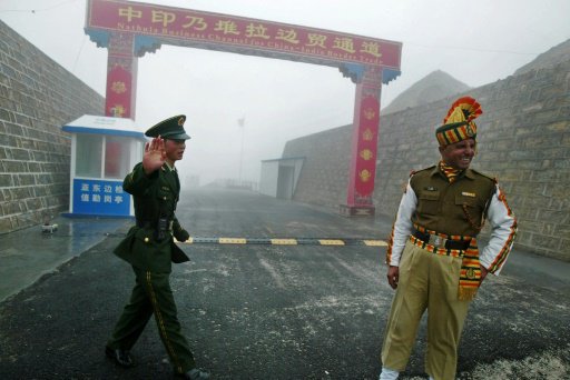 جندي صيني الى جانب جندي هندي عند نقطة حدودية بين ا