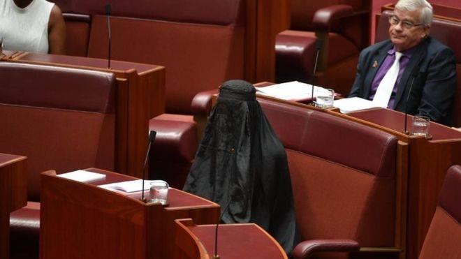 نائبة أسترالية تلجاء لحيلة معادية للإسلام
