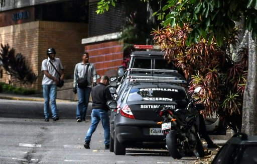 عناصر من الاستخبارات الفنزويلية امام منزل النائبة 