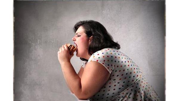 الأطعمة الدسمة تزيد مخاطر إصابة المرأة بمرض خطير