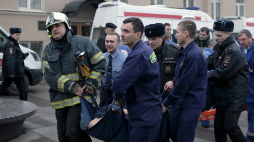 عناصر الانقاذ الروس يحملون مصابا اثر حادث اعتداء ف