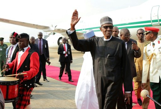 رئيس نيجيريا محمد بخاري لدى وصوله الى ابوجا في 19 