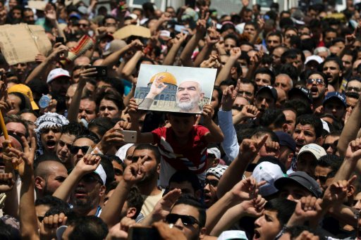 اردنيون يرفعون صورة الشيخ رائد صلاح خلال تظاهرة في