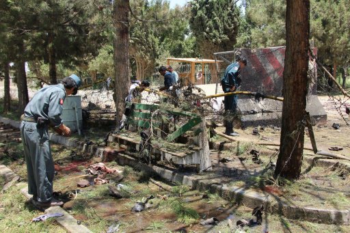 قوات الامن الافغانية تتفقد موقع انفجار في لشكر قاه