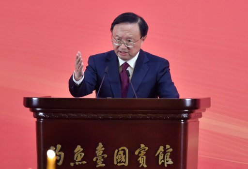 مستشار مجلس الدولة الصيني يانغ جيتشي في بكين في 25