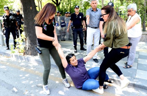 شرطة مكافحة الشغب تعتقل متظاهرة في اعتصام في أنقره