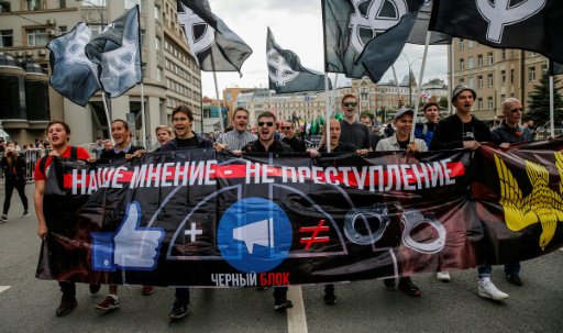 متظاهرون في موسكو يحملون لافتة كتب عليها "رأينا لي