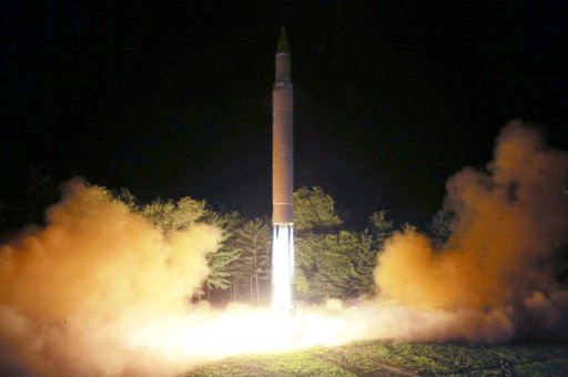 عرض كوريا الشمالية صاروخًا بالستيًا عابرًا للقارات