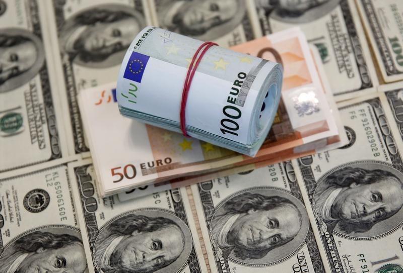 اليورو يصعد أمام الدولار
