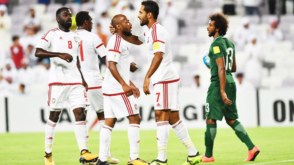 لاعبو الإمارات يحتفلون بالهدف