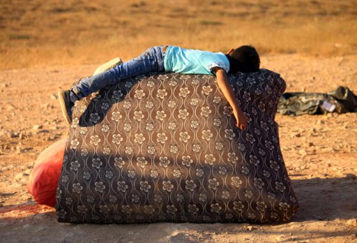 فتى سوري عاد مع اسرته الى سوريا من الحدود الاردنية