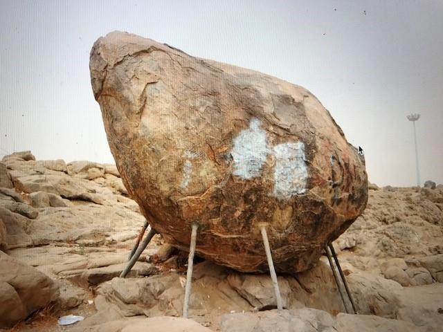 هل هذه هي الصخرة التي وقف عليها الرسول بخطبة الودا