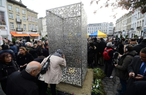 مواطنون تجمعوا حول عمل فني يكرم ضحايا الهجمات الار