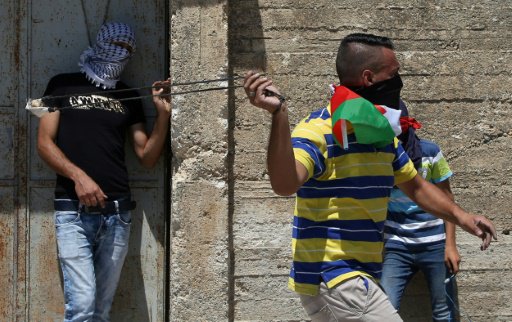 فلسطيني يستخدم مقلاعا لرشق الجنود الإسرائيليين خلا