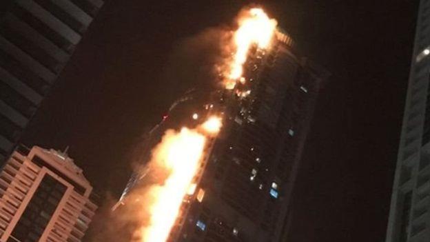 حريق ضخم في برج الشعلة في دبي
