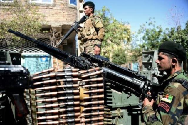 عنصران من قوات الأمن الأفغانية خلال مهمة حماية مسج